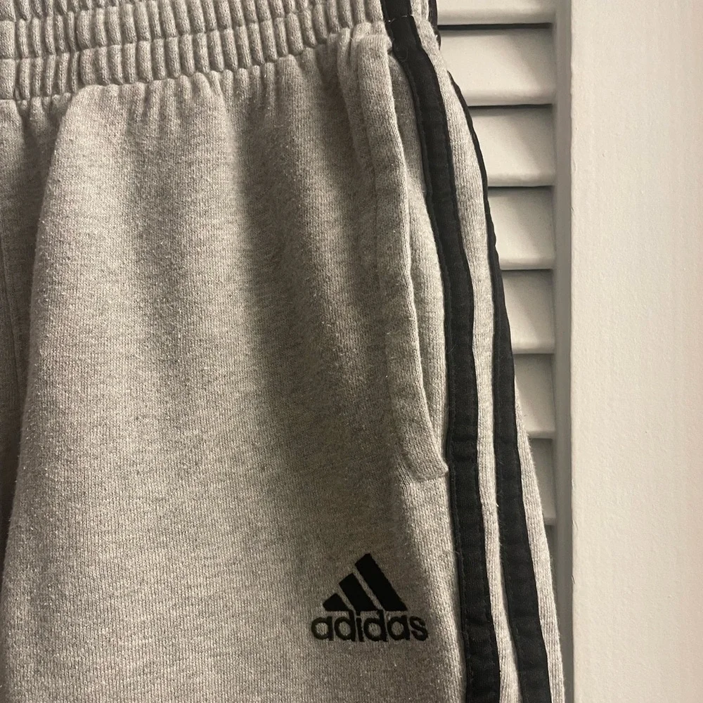 Adidas Boys Medium 10/12 Grey Sweatpants w/Iconic Black Side Stripe Pockets